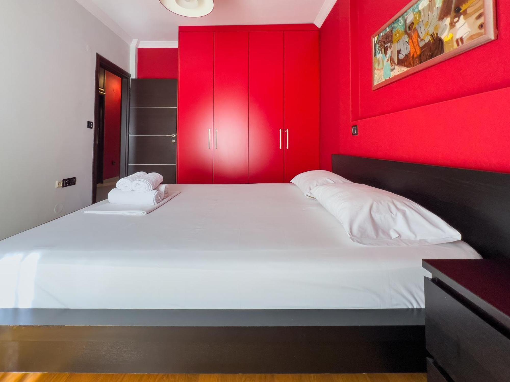 Homevision - Red - Prime Location Apartment *